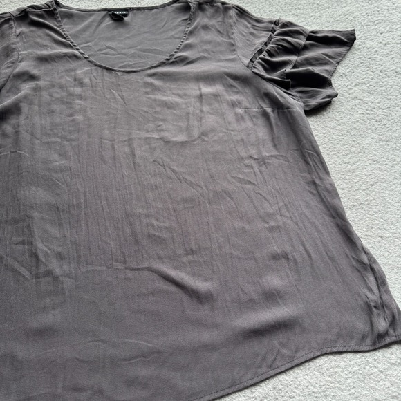 Torrid Short Sleeve T-Shirt Gray Women's Size 3 V-Neck Ruffled Comfortable Top - Picture 3 of 9